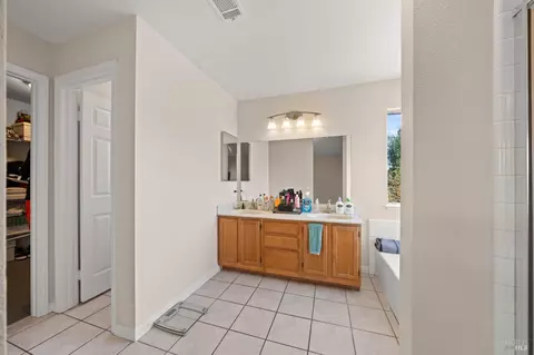 Bath - 526 Regency Cir, Vacaville, CA 95687 photo 5 of 8