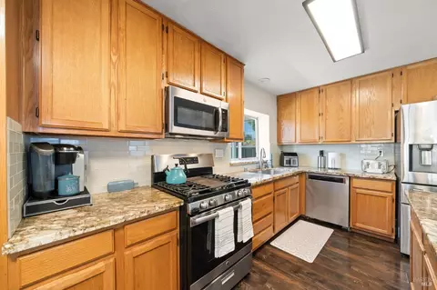 Kitchen - 526 Regency Cir, Vacaville, CA 95687 photo 3 of 4