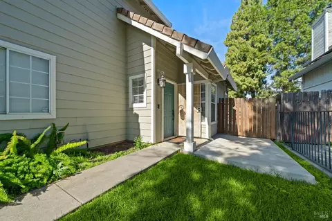 Exterior - 526 Regency Cir, Vacaville, CA 95687 photo 4 of 16