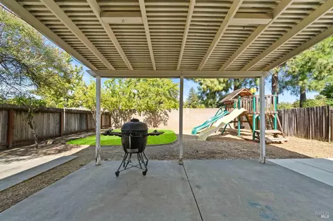 Exterior - 526 Regency Cir, Vacaville, CA 95687 photo 10 of 16