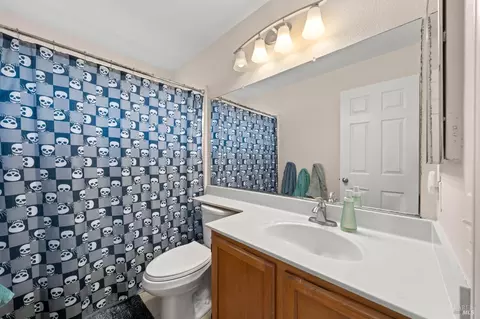 Bath - 526 Regency Cir, Vacaville, CA 95687 photo 3 of 8