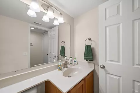 Bath - 526 Regency Cir, Vacaville, CA 95687 photo 2 of 8