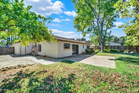 Exterior - 620 Carson Ct, Vacaville, CA 95687 photo 7 of 13