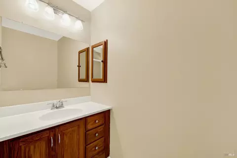 Bath - 620 Carson Ct, Vacaville, CA 95687 photo 2 of 7