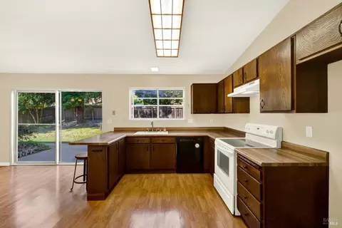 Kitchen - 620 Carson Ct, Vacaville, CA 95687 photo 3 of 4