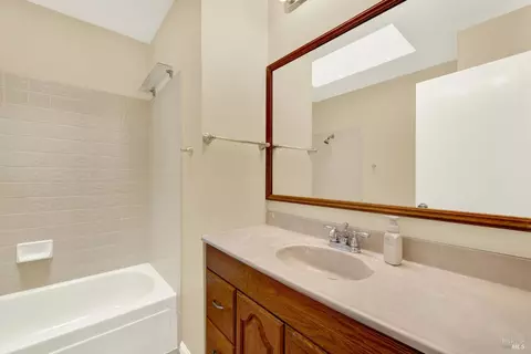 Bath - 620 Carson Ct, Vacaville, CA 95687 photo 3 of 7