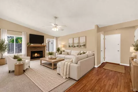 Living - 620 Carson Ct, Vacaville, CA 95687 photo 2 of 5