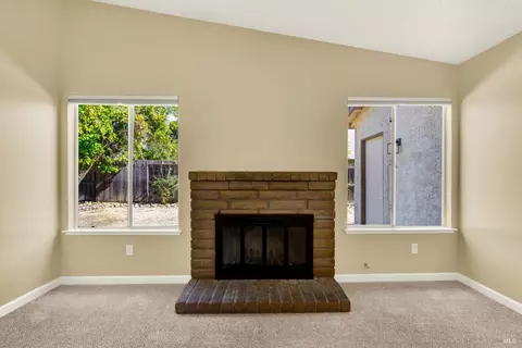 Living - 620 Carson Ct, Vacaville, CA 95687 photo 5 of 5