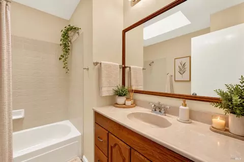 Bath - 620 Carson Ct, Vacaville, CA 95687 photo 4 of 7