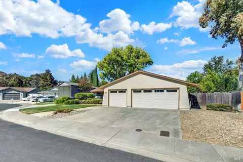 Exterior - 620 Carson Ct, Vacaville, CA 95687 photo 2 of 13
