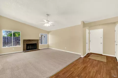 Living - 620 Carson Ct, Vacaville, CA 95687 photo 3 of 5