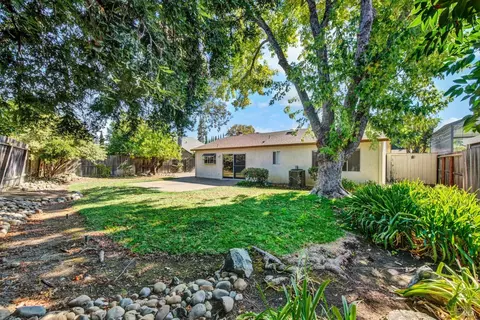 Exterior - 620 Carson Ct, Vacaville, CA 95687 photo 6 of 13