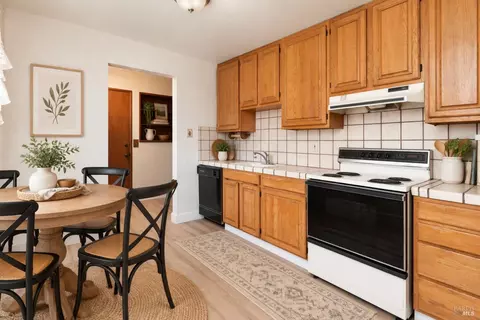 686 Dean St, Hayward, CA 94541 photo 3