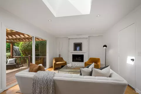 Living - 1015 Manor Dr, Sonoma, CA 95476 photo 3 of 4