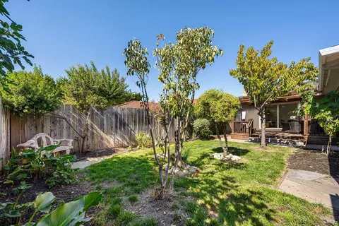 Exterior - 1015 Manor Dr, Sonoma, CA 95476 photo 6 of 8