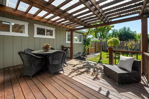 Exterior - 1015 Manor Dr, Sonoma, CA 95476 photo 4 of 8
