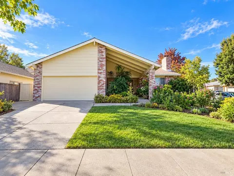 8833 Oak Trail Dr, Santa Rosa, CA 95409