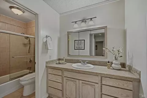 Bath - 7 Josefa Ct, Novato, CA 94949 photo 2 of 4