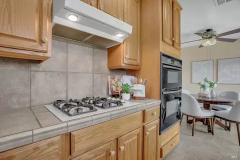 Kitchen - 156 Heartwood Ct, Vallejo, CA 94591 photo 2 of 3