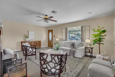 Living - 156 Heartwood Ct, Vallejo, CA 94591 photo 2 of 3