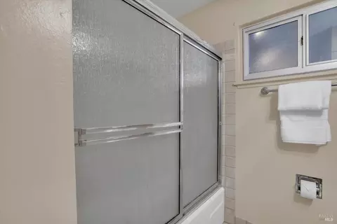 Bath - 156 Heartwood Ct, Vallejo, CA 94591 photo 3 of 4