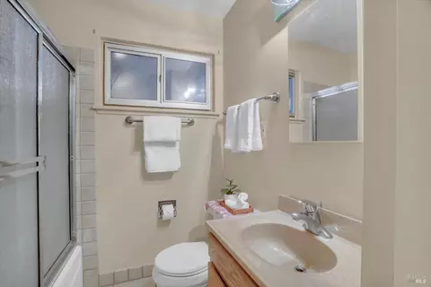 Bath - 156 Heartwood Ct, Vallejo, CA 94591 photo 2 of 4