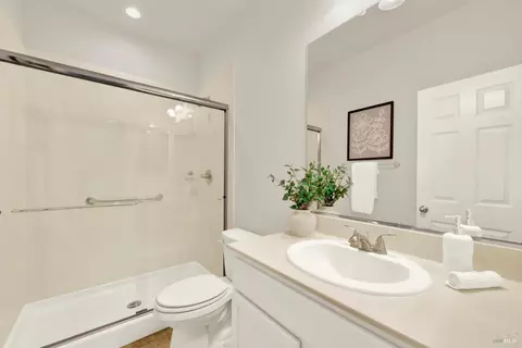 Bath - 1680 Gold St, Dixon, CA 95620 photo 5 of 6