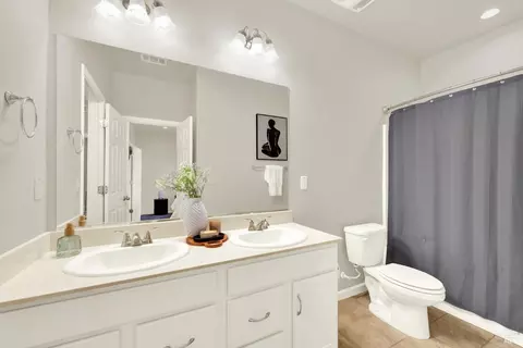 Bath - 1680 Gold St, Dixon, CA 95620 photo 6 of 6
