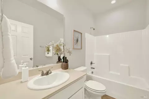 Bath - 1680 Gold St, Dixon, CA 95620 photo 4 of 6