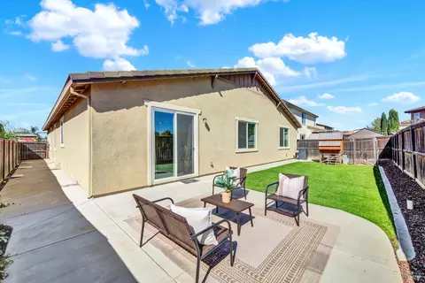 Exterior - 1680 Gold St, Dixon, CA 95620 photo 5 of 11