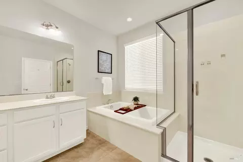 Bath - 1680 Gold St, Dixon, CA 95620 photo 3 of 6