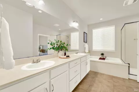 Bath - 1680 Gold St, Dixon, CA 95620 photo 1 of 6