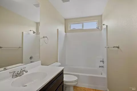 Bath - 7648 12th Hole Dr, Windsor, CA 95492 photo 2 of 4