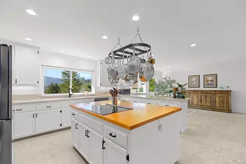 10 Santa Yorma Ct, Novato, CA 94945