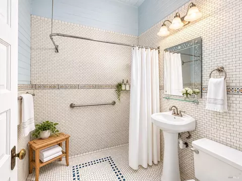 Bath - 302 N Main St, Cloverdale, CA 95425 photo 7 of 8