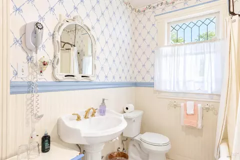 Bath - 302 N Main St, Cloverdale, CA 95425 photo 2 of 8