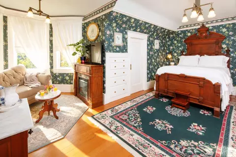 Bedroom - 302 N Main St, Cloverdale, CA 95425 photo 5 of 13