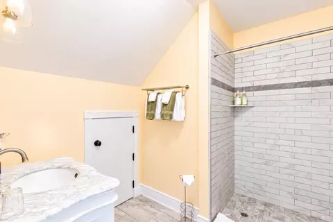 Bath - 302 N Main St, Cloverdale, CA 95425 photo 4 of 8