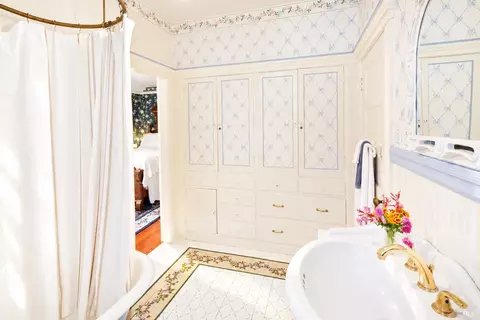 Bath - 302 N Main St, Cloverdale, CA 95425 photo 3 of 8