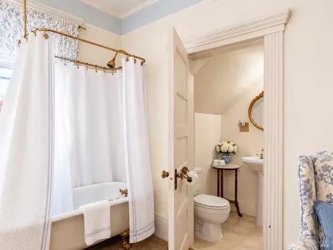 Bath - 302 N Main St, Cloverdale, CA 95425 photo 6 of 8