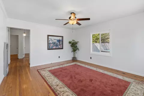 Living - 427 5th St, Vallejo, CA 94590 photo 1 of 4