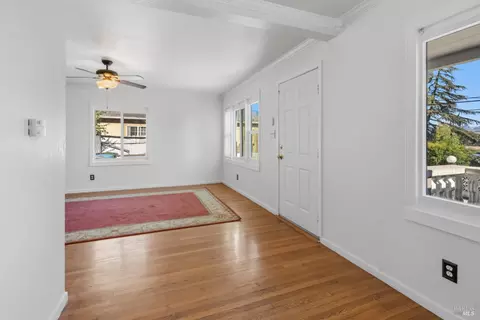 Living - 427 5th St, Vallejo, CA 94590 photo 3 of 4