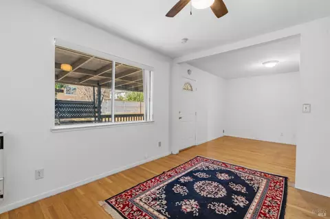 Living - 427 5th St, Vallejo, CA 94590 photo 4 of 4