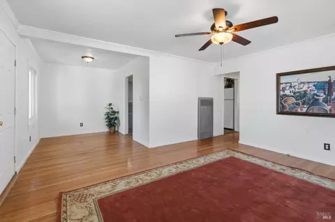 Living - 427 5th St, Vallejo, CA 94590 photo 2 of 4