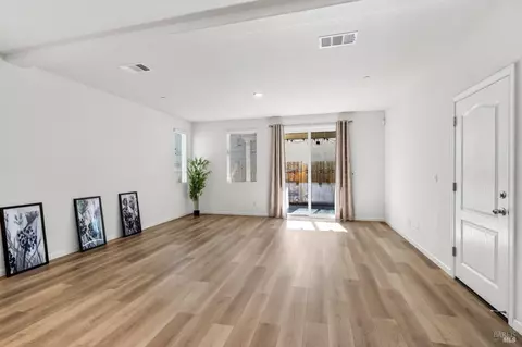 Living - 2351 Hanson Dr, Fairfield, CA 94533 photo 3 of 4