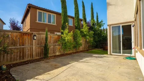 Exterior - 270 Heritage Ln, Dixon, CA 95620 photo 4 of 10