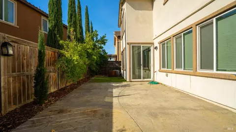 Exterior - 270 Heritage Ln, Dixon, CA 95620 photo 6 of 10