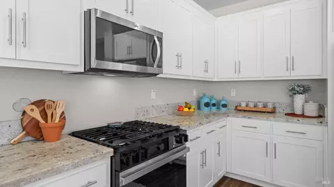 Kitchen - 270 Heritage Ln, Dixon, CA 95620 photo 4 of 4