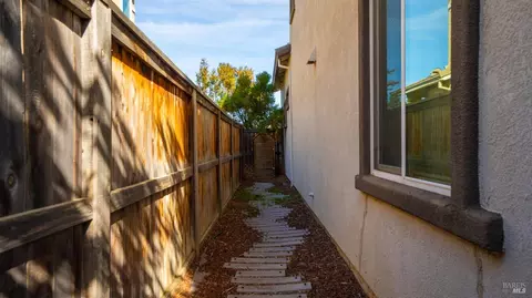 Exterior - 270 Heritage Ln, Dixon, CA 95620 photo 8 of 10
