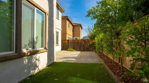 Exterior - 270 Heritage Ln, Dixon, CA 95620 photo 9 of 10